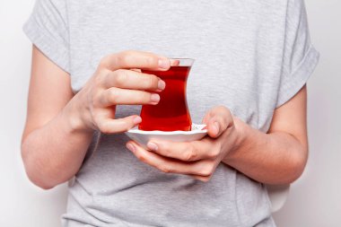 Bir fincan çaycı kadın hazır.. 