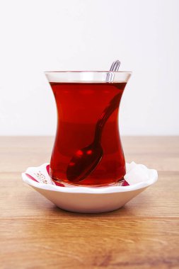 Ahşap arka planda bir fincan çay..