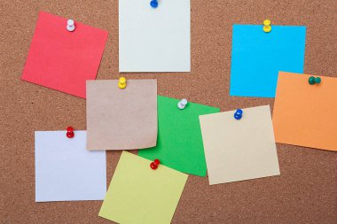  Mantar panodaki renkli notlar (ilan tahtası). Post-it..