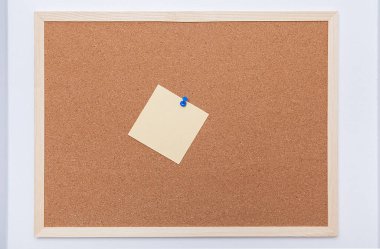  Mantar panodaki renkli notlar (ilan tahtası). Post-it..