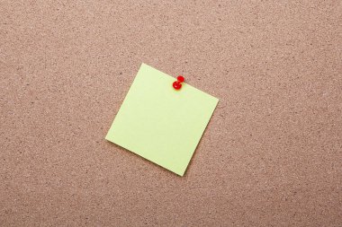  Mantar panodaki renkli notlar (ilan tahtası). Post-it..