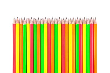 Beyaz arkaplanda izole edilmiş renkli kalemler.