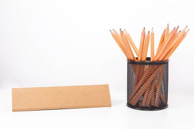  Tahta masa ismi levhası ve beyaz arka planda izole edilmiş tahta kalemler..