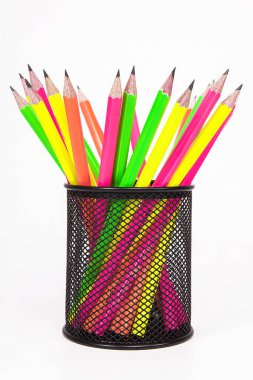 Beyaz arkaplanda izole edilmiş renkli kalemler.