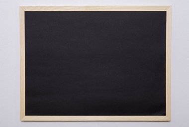 Beyaz arkaplanda ahşap çerçeveli boş mantar tahtası.