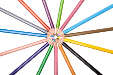  Beyaz arkaplanda izole edilmiş renkli kalemler.