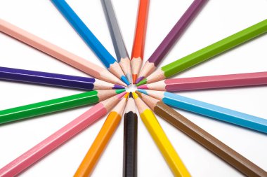  Beyaz arkaplanda izole edilmiş renkli kalemler.