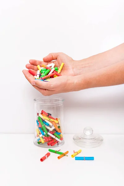 Kleine Rolle Wunschpapier Und Ein Glas Auf Weißem Hintergrund Wunschkrug — Stockfoto