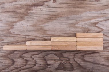 Ahşap bloklu bina konsepti. İş konsepti. Birçok aday arasından ideal kişiyi seç. 