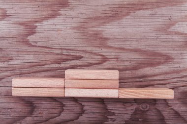 Ahşap bloklu bina konsepti. İş konsepti. Birçok aday arasından ideal kişiyi seç. 