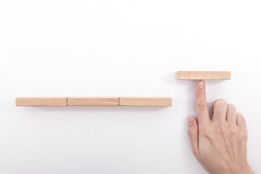 İş kadını ofiste tahta bloklarla çalışıyor..