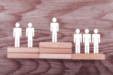 Ahşap bloklu bina konsepti. İş konsepti. Birçok aday arasından ideal kişiyi seç. 