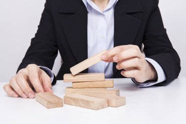  İş kadını ofiste tahta bloklarla çalışıyor..