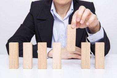  İş kadını ofiste tahta bloklarla çalışıyor..