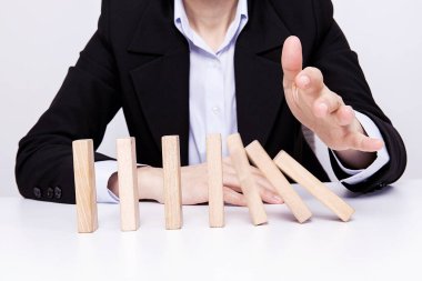  İş kadını ofiste tahta bloklarla çalışıyor..