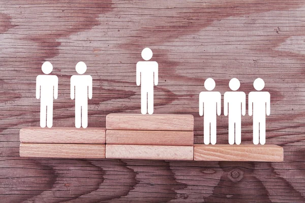 Ahşap bloklu bina konsepti. İş konsepti. Birçok aday arasından ideal kişiyi seç. 