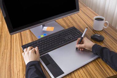 İş kadını evde bilgisayarla çalışıyor..