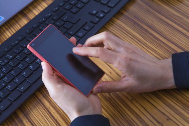 Kadın telefonla interneti değiş tokuş ediyor. İnternet alışveriş kavramı.