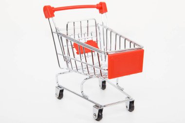 Masada küçük bir alışveriş arabası var. İnternet alışveriş kavramı.