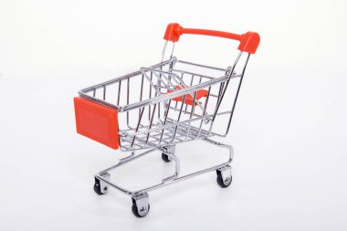 Masada küçük bir alışveriş arabası var. İnternet alışveriş kavramı.