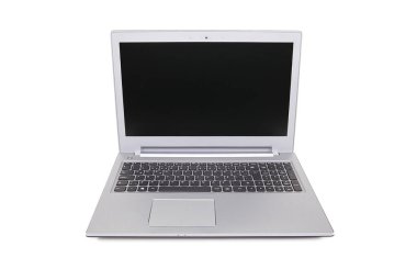 Bilgisayar beyaz arkaplanda izole edildi.