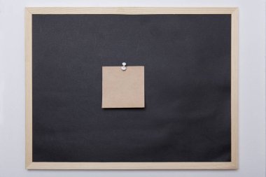 Siyah arka plan üzerine renkli not kağıtları. Post-it..
