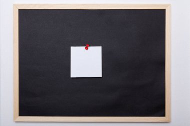 Siyah arka plan üzerine renkli not kağıtları. Post-it..