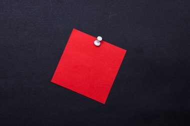 Siyah arka plan üzerine renkli not kağıtları. Post-it..