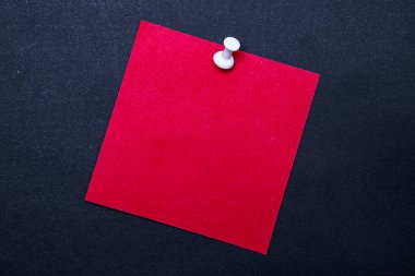 Siyah arka plan üzerine renkli not kağıtları. Post-it..