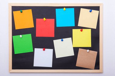 Siyah arka plan üzerine renkli not kağıtları. Post-it..