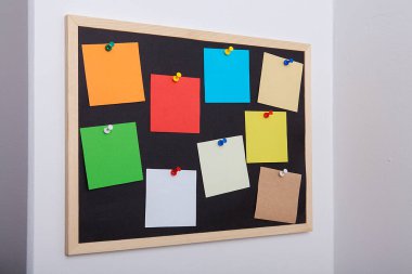 Siyah arka plan üzerine renkli not kağıtları. Post-it..