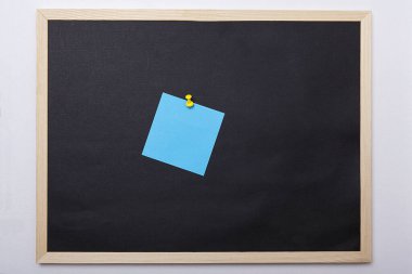 Siyah arka plan üzerine renkli not kağıtları. Post-it..