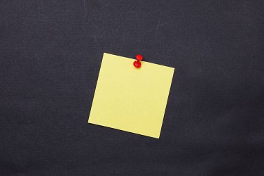 Siyah arka plan üzerine renkli not kağıtları. Post-it..