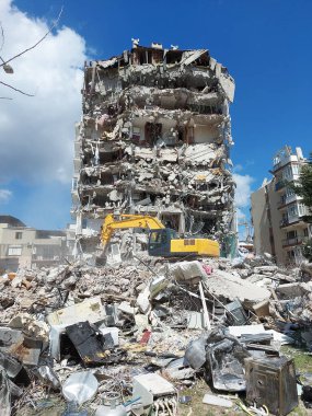 İzmir 'de 2020 depremi. 30 Ekim 2020 'de Türkiye' nin batısında 6,9 büyüklüğünde bir deprem meydana geldi. Olay 45 saniye sürdü..