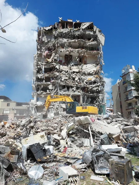 İzmir 'de 2020 depremi. 30 Ekim 2020 'de Türkiye' nin batısında 6,9 büyüklüğünde bir deprem meydana geldi. Olay 45 saniye sürdü..
