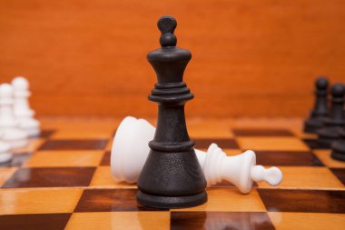 Satranç oyunu. İş stratejisi ve taktik kavramı.