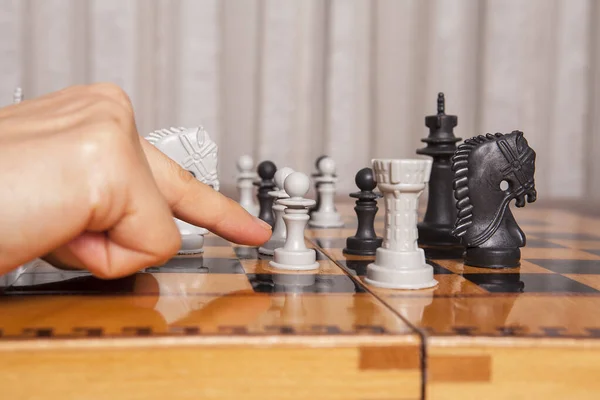 Женщина Играет Шахматы Делает Свой Ход Концепция Бизнес Стратегии Тактики — стоковое фото