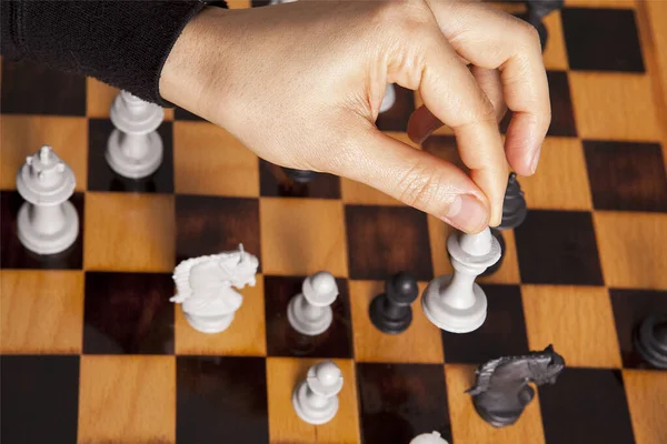 Femme Jouant Jeu Échecs Fait Son Mouvement Concept Stratégie Tactique — Photo