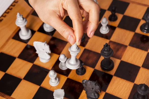 Женщина Играет Шахматы Делает Свой Ход Концепция Бизнес Стратегии Тактики — стоковое фото