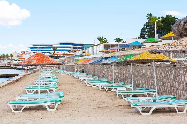 Guarda Chuvas Praia Cadeiras Uma Praia Dia Ensolarado — Fotografia de Stock