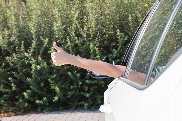 Mulher Conduz Carro Faz Uma Marca Com Mão — Fotografia de Stock