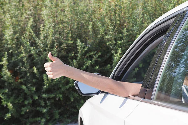 Mulher Conduz Carro Faz Uma Marca Com Mão — Fotografia de Stock