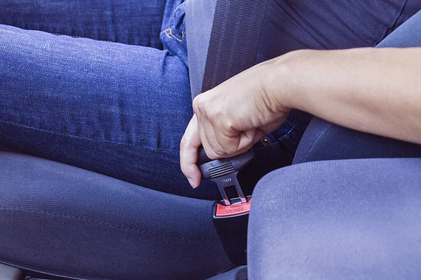 Veiligheidsgordels Dragen Een Auto Vrouw Draagt Haar Gordel — Stockfoto