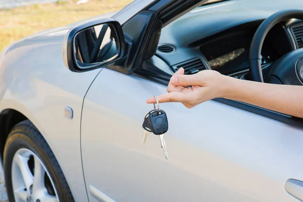 女性は車の鍵を手に持っている — ストック写真