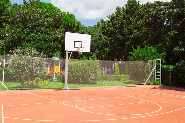 Открытый Общественный Баскетбольная Площадка Красной Резиновой Игровой Площадкой — стоковое фото