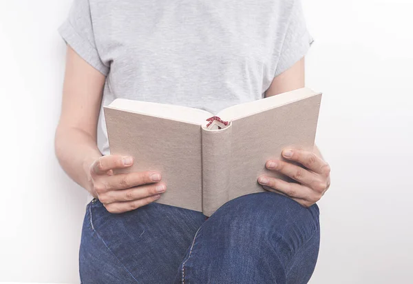 Женщина Читающая Книгу — стоковое фото