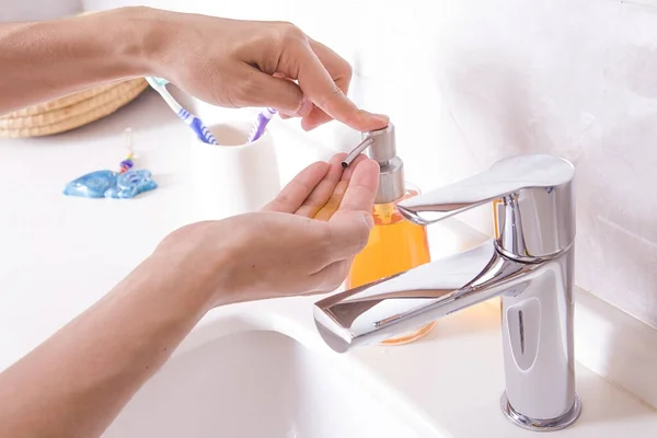 Handen Wassen Met Zeep Badkamer Hygiëne Schoonmaakhanden Washanden — Stockfoto