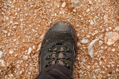  Sağlıklı yaşam tarzı için sonbaharda veya kışın yaya yolunda yürüyen bir adam..