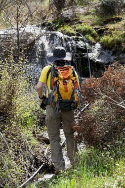 Sağlıklı yaşam tarzı için sonbaharda veya kışın yaya yolunda yürüyen bir adam..