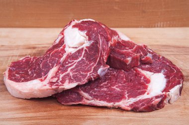  Ahşap arka planda taze çiğ biftek. Biftek.. 